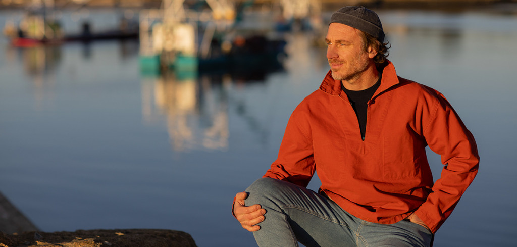 Wear a jacket and adopt the traditional sailor look